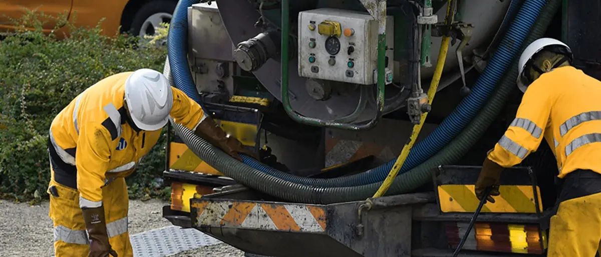 Sversamenti di liquami per due anni in terreni e fossi del Vibonese: sequestrato autospurgo