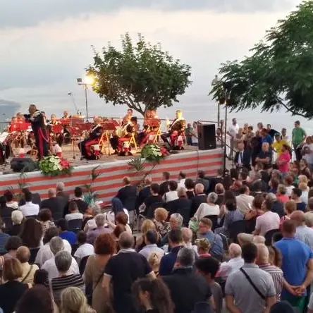 Nicotera, la Fanfara dei Carabinieri si esibisce nella “piazza dell’elicottero” (VIDEO)
