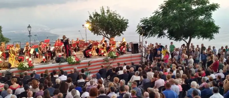 Nicotera, la Fanfara dei Carabinieri si esibisce nella “piazza dell’elicottero” (VIDEO)