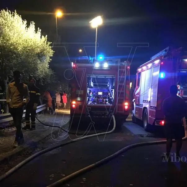 Notte di paura a Piscopio, incendio minaccia il centro abitato (FOTO/VIDEO)