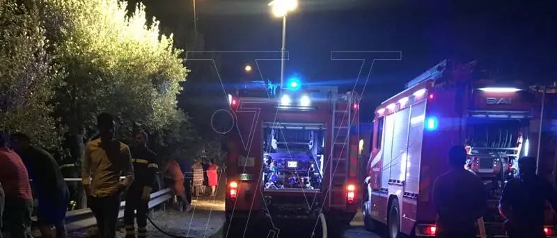 Notte di paura a Piscopio, incendio minaccia il centro abitato (FOTO/VIDEO)