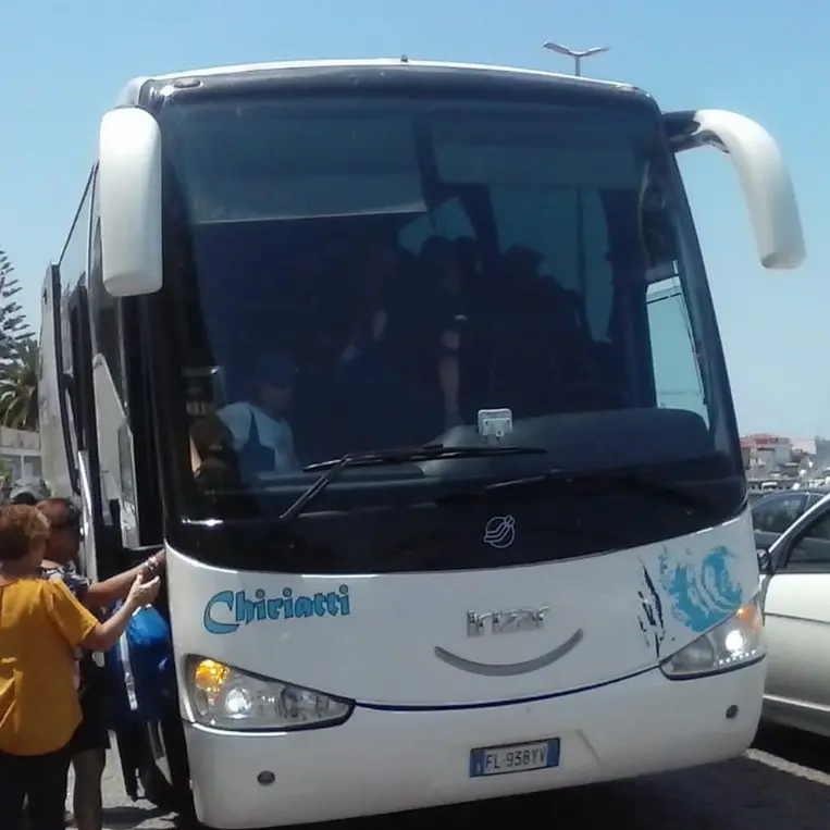 Turisti a piedi sotto il sole a Vibo Marina, Corigliano (Azione): «Amministrazione sorda e poco capace»