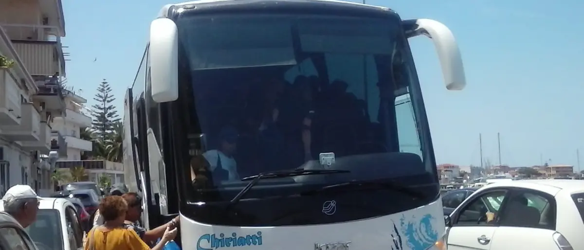 Turisti a piedi sotto il sole a Vibo Marina, Corigliano (Azione): «Amministrazione sorda e poco capace»