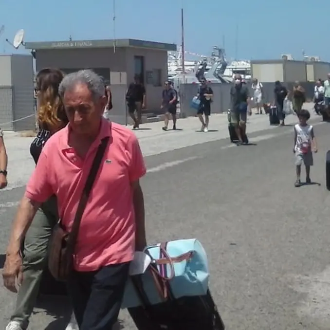 Vibo Marina, a piedi sotto il sole: la “domenica bestiale” dei passeggeri giunti dalle Eolie