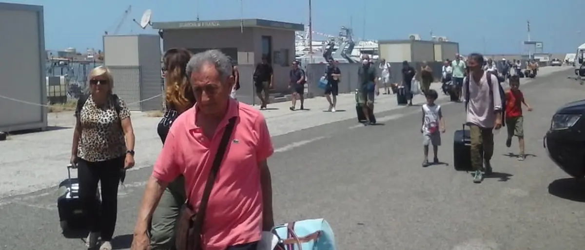 Vibo Marina, a piedi sotto il sole: la “domenica bestiale” dei passeggeri giunti dalle Eolie