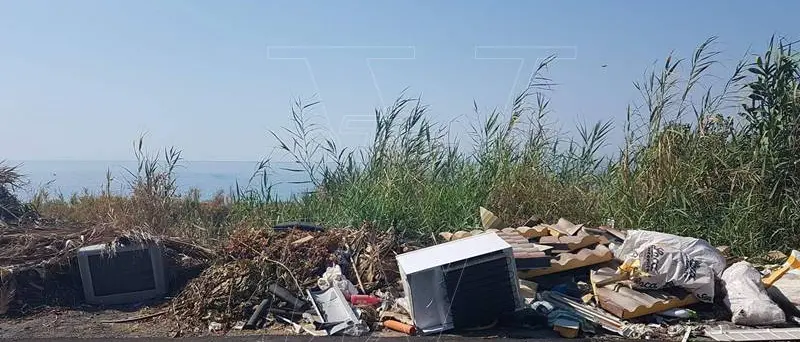 Briatico, rifiuti in riva al mare tra la rabbia e lo stupore di turisti e residenti