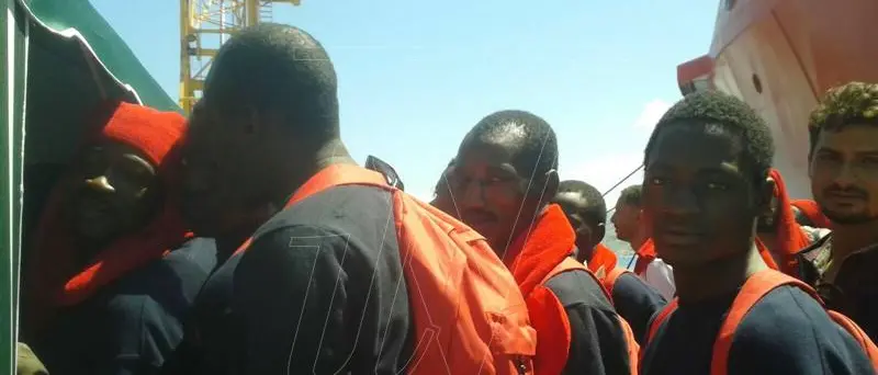 Nuovo approdo a Vibo Marina, dalla Vos Hestia sbarcano 587 migranti (VIDEO)