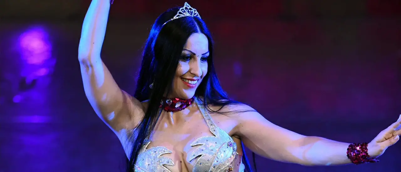 Serra, la ballerina Lelah Kaur madrina di uno show per nuovi talenti