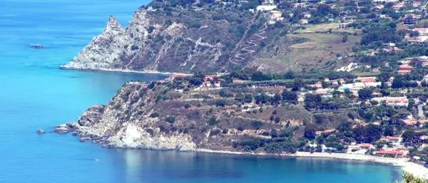 Coppia omosessuale respinta a Santa Maria di Ricadi: “Non accettiamo gay e animali”