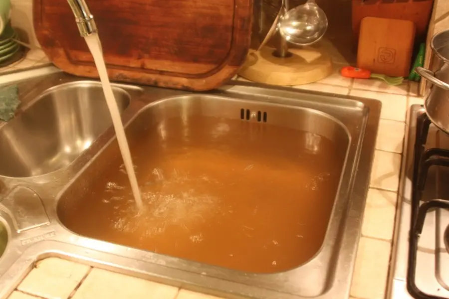 Mileto, acqua torbida dalle tubature: i cittadini di San Giovanni si rivolgono al prefetto - Video