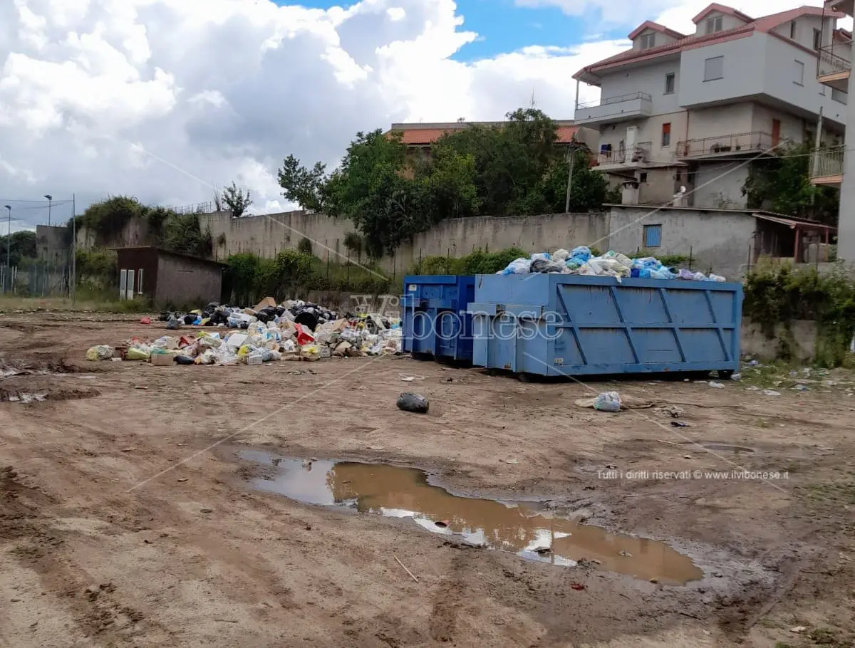 \"Bomba\" ecologica a San Costantino Calabro, l’ex stadio trasformato in discarica