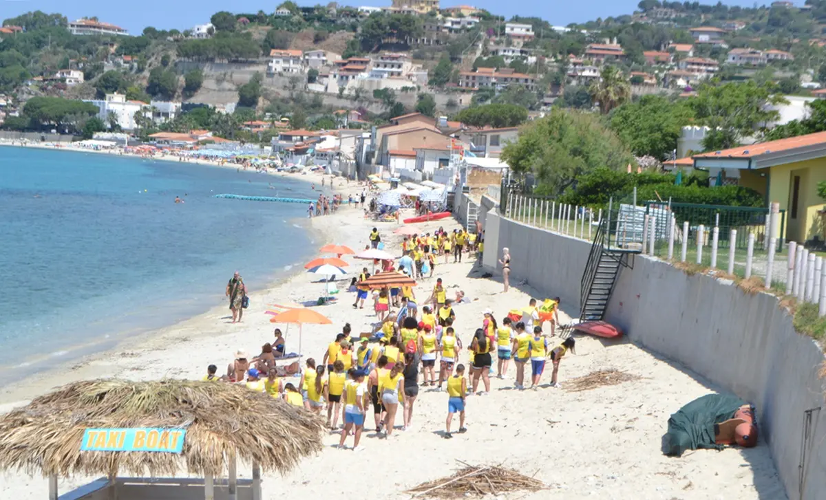 Ricadi, la spiaggia di Santa Maria ripulita da Legambiente e studenti reggini - Foto