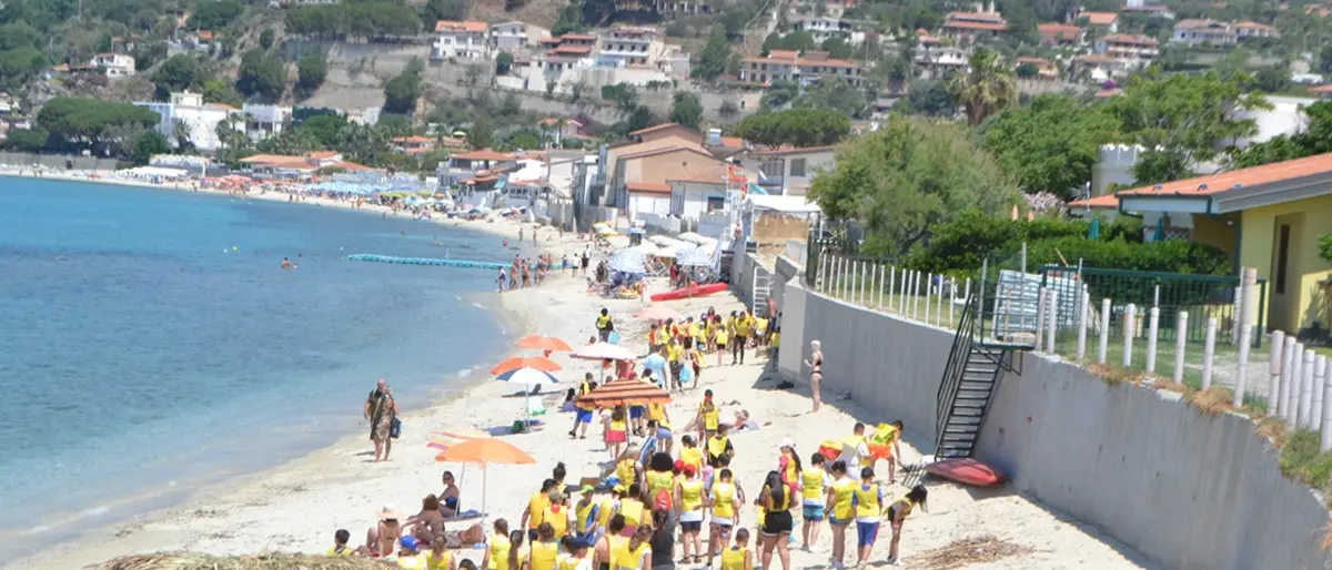 Ricadi, la spiaggia di Santa Maria ripulita da Legambiente e studenti reggini - Foto