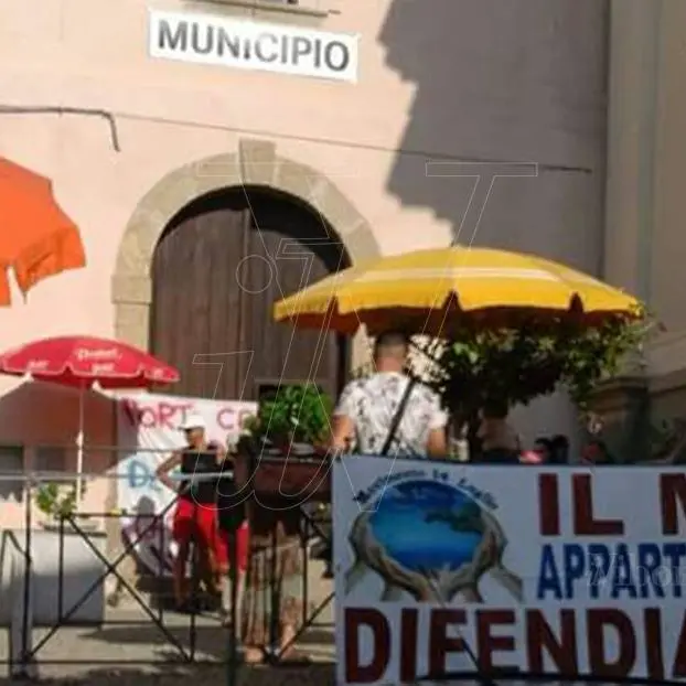 Mare sporco e rifiuti, a Nicotera i cittadini occupano il Comune (VIDEO)