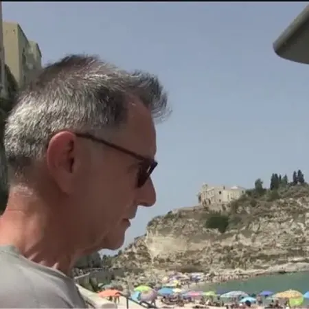 Tropea, bufera sui parcheggi ma il sindaco rivela: «Tre euro l’ora? Ho sbagliato a scrivere, intendevo 5» - Video