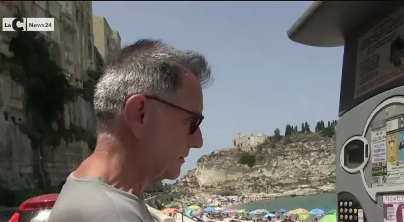 Tropea, bufera sui parcheggi ma il sindaco rivela: «Tre euro l’ora? Ho sbagliato a scrivere, intendevo 5» - Video