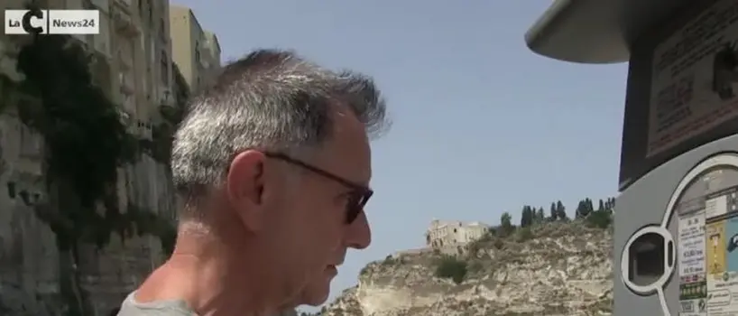 Tropea, bufera sui parcheggi ma il sindaco rivela: «Tre euro l’ora? Ho sbagliato a scrivere, intendevo 5» - Video