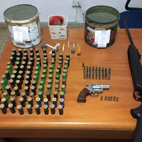 Pistola e munizioni a casa sotto il cuscino, un arresto a Nicotera (NOME)