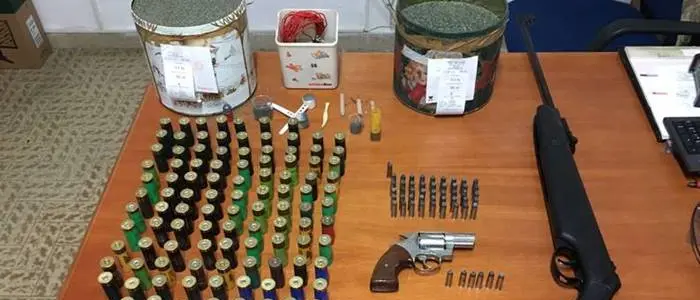 Pistola e munizioni a casa sotto il cuscino, un arresto a Nicotera (NOME)