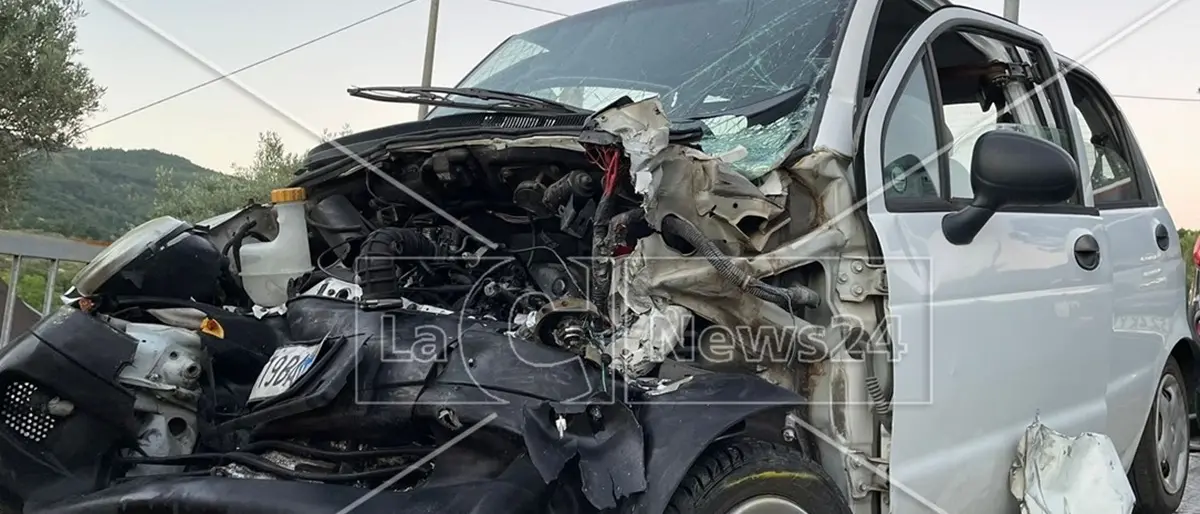 Scontro frontale tra due auto nel Cosentino: una donna perde la vita