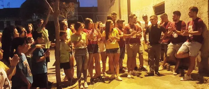 I giovani di Paravati si stringono a don Andrea Campennì