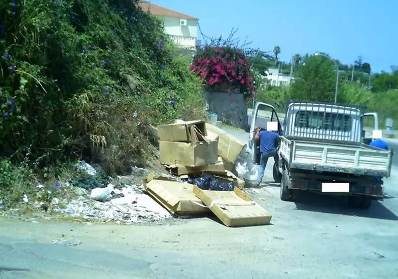 Rifiuti abbandonati per strada a Ricadi, l’Amministrazione pubblica le foto degli incivili