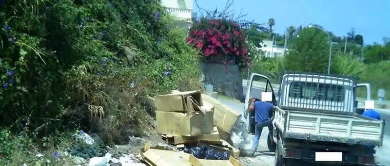 Rifiuti abbandonati per strada a Ricadi, l’Amministrazione pubblica le foto degli incivili