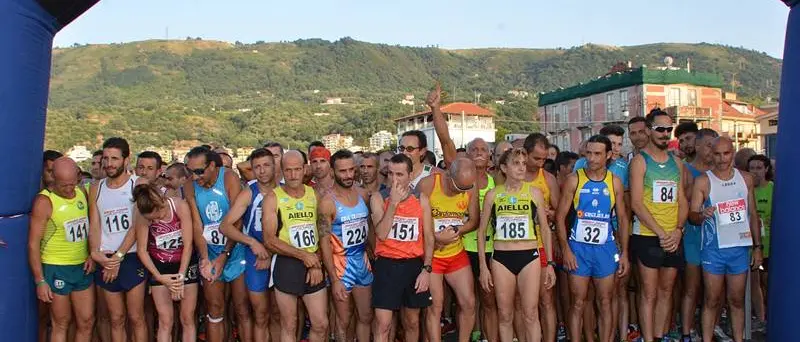 Corsa su strada, centinaia di atleti e spettatori alla “Corri Vibo Marina”