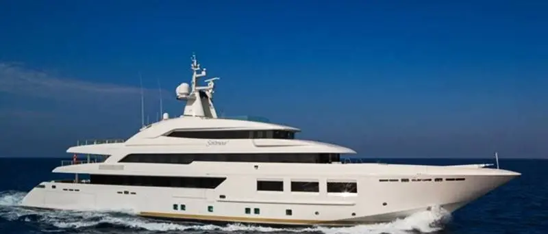 In porto a Vibo Marina il super-yacht “Saramour”, galleria d’arte galleggiante