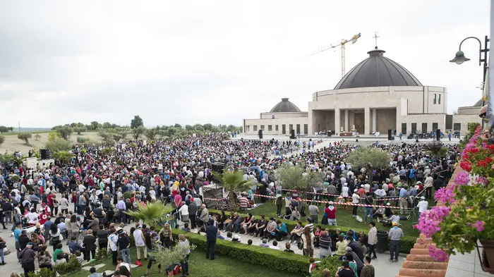 In migliaia a raduno festa mamma in struttura Natuzza , ANSA