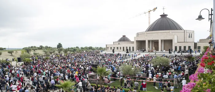Fondazione Natuzza, fine della \"guerra\" con il vescovo: l'assemblea approva il nuovo statuto