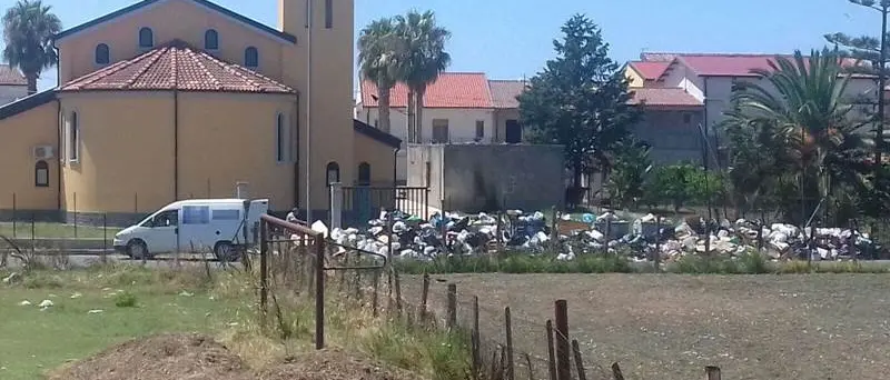 Fotografato mentre abbandona rifiuti a Briatico, il sindaco: «Nessuna tolleranza»