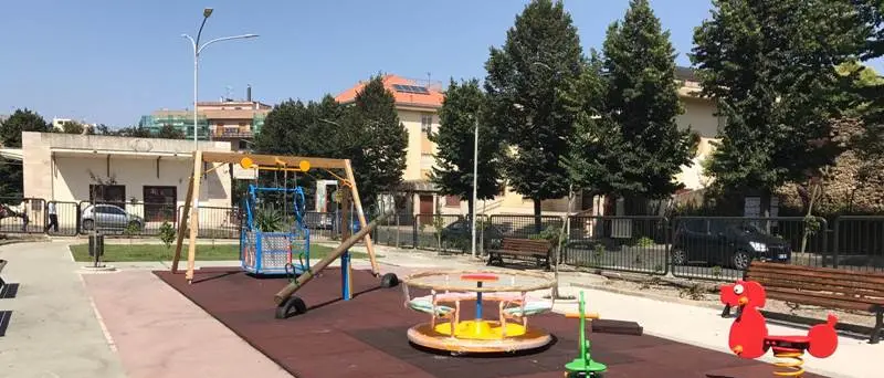 Parco giochi di piazza Annarumma: Rotaract dona due giostre per i bimbi