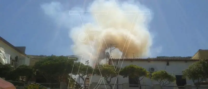 Pizzo, a fuoco l’area collinare vicino al supermercato Coop (Video)