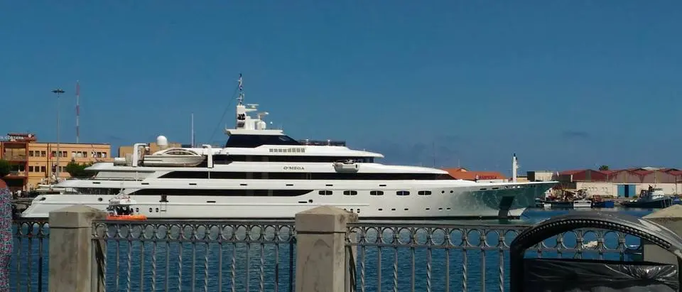 La regina Rania di Giordania con il suo yacht al porto di Vibo Marina