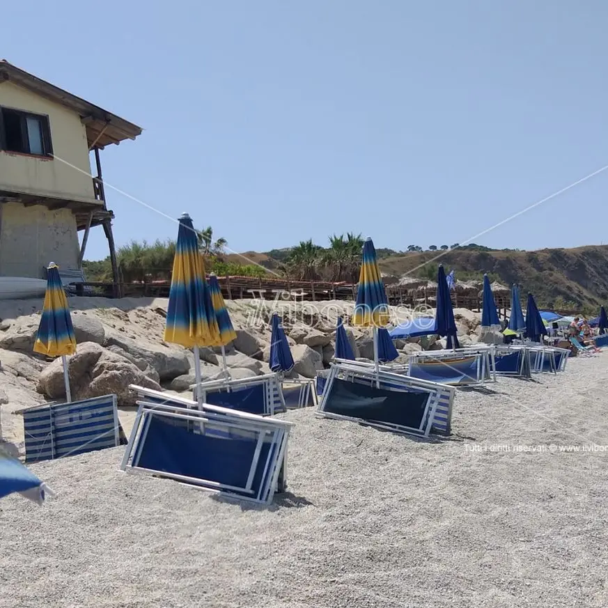 Capo Vaticano: al Tono estate al via con ombrelloni e sdraio abusivi sulla libera spiaggia