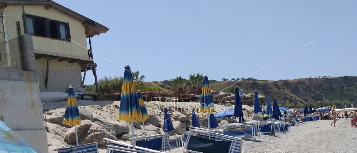 Capo Vaticano: al Tono estate al via con ombrelloni e sdraio abusivi sulla libera spiaggia