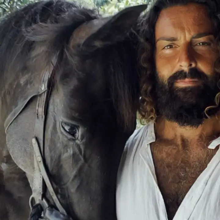 Percorre l'Italia in sella a un cavallo, Cristian Moroni fa tappa a Ricadi con la sua Furia