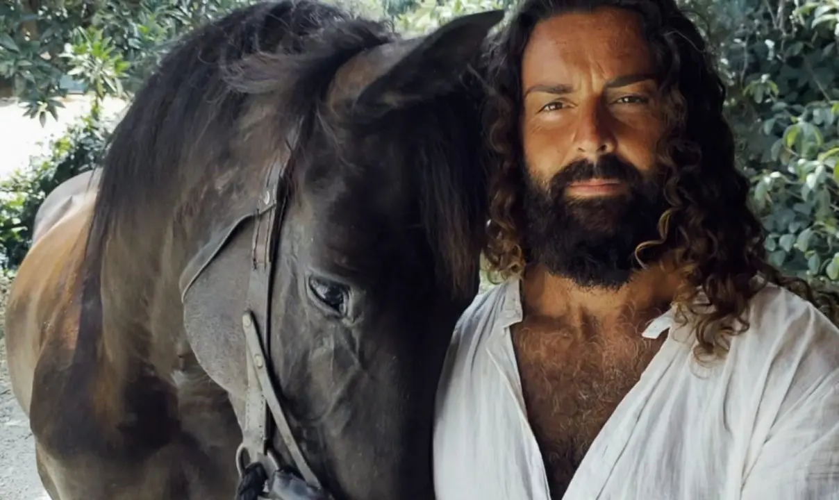 Percorre l'Italia in sella a un cavallo, Cristian Moroni fa tappa a Ricadi con la sua Furia