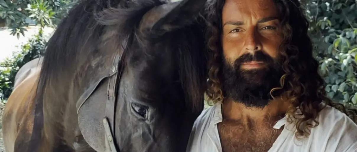 Percorre l'Italia in sella a un cavallo, Cristian Moroni fa tappa a Ricadi con la sua Furia