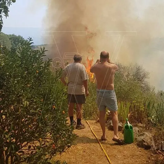 Pauroso incendio a Motta Filocastro, evacuate diverse abitazioni (VIDEO)