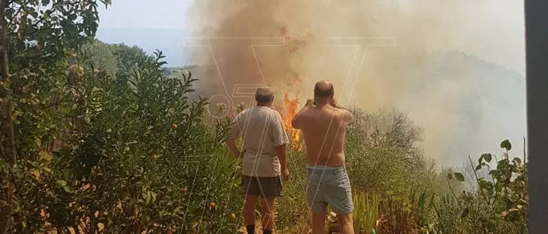 Pauroso incendio a Motta Filocastro, evacuate diverse abitazioni (VIDEO)