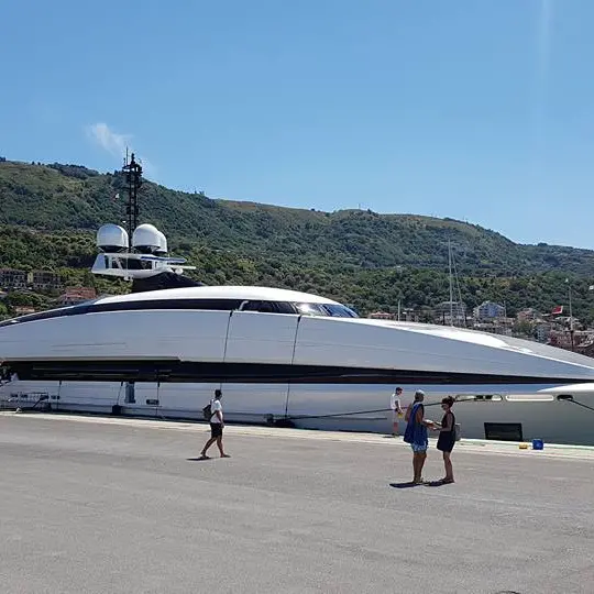 A Vibo Marina il superyacht Crazy Me del miliardario Rattan Chadha