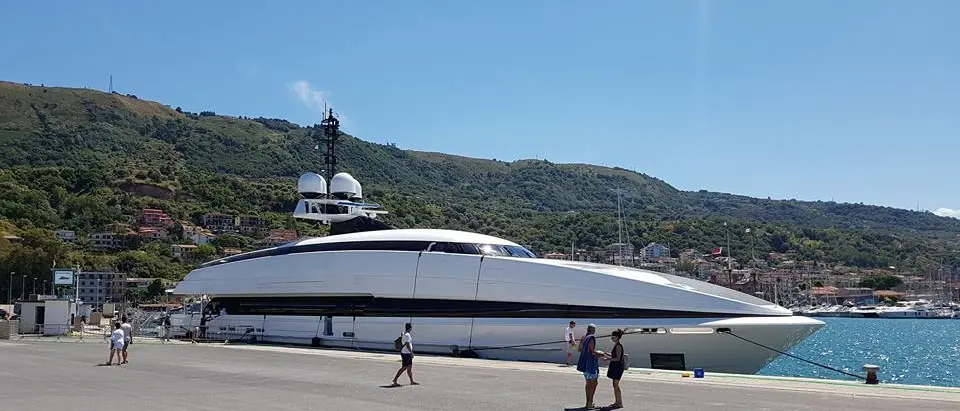 A Vibo Marina il superyacht Crazy Me del miliardario Rattan Chadha