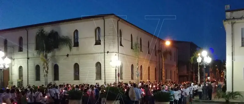 Mileto, fiaccolata per il ripristino del decreto di Religione alla Fondazione di Natuzza (VIDEO)