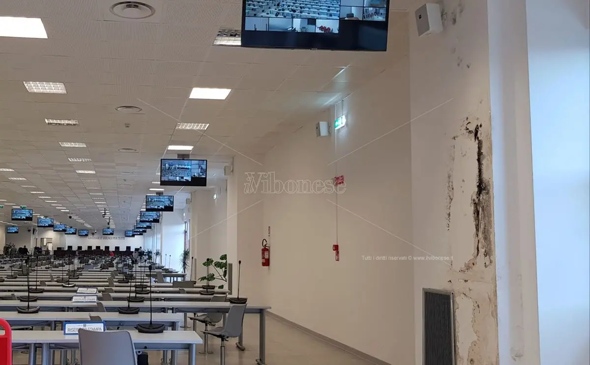 Aula bunker di Lamezia: disagi continui, fra condizionatori non funzionanti ed “ospiti” sgraditi