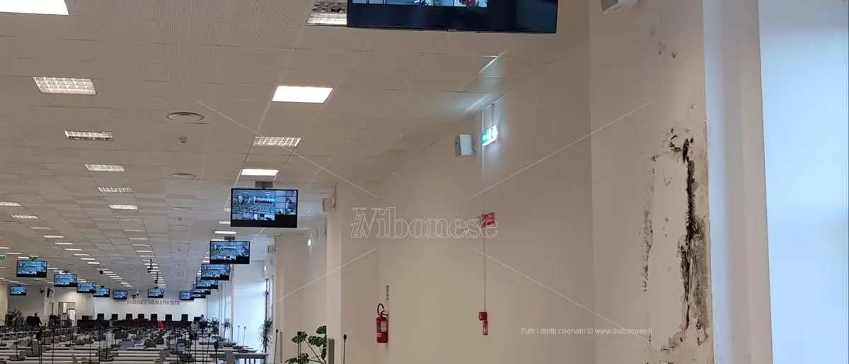 Aula bunker di Lamezia: disagi continui, fra condizionatori non funzionanti ed “ospiti” sgraditi