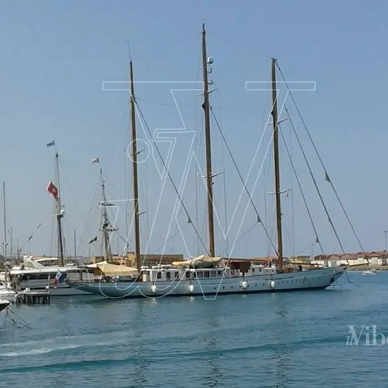 Panfilo a tre alberi mozzafiato arriva nel porto di Vibo Marina