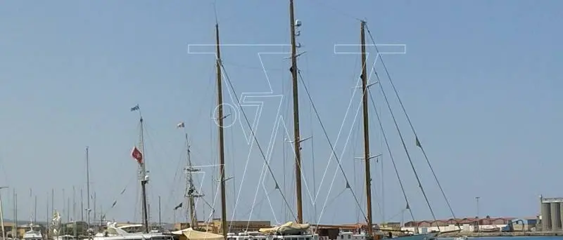 Panfilo a tre alberi mozzafiato arriva nel porto di Vibo Marina