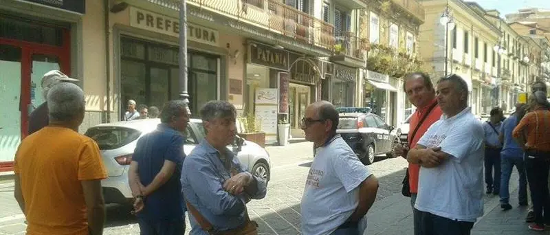 Provincia Vibo: lavoratori senza stipendio, scatta la protesta (VIDEO)